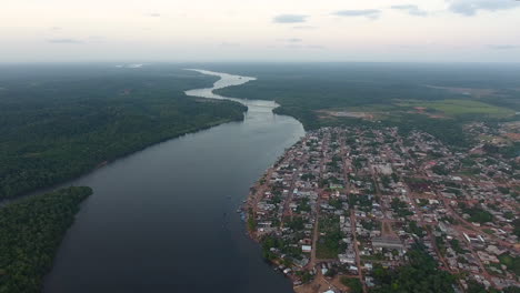 Stadt-Oiapoque-In-Brasilien-Entlang-Des-Flusses-Oiapoque.-Drohnen-Luftaufnahme